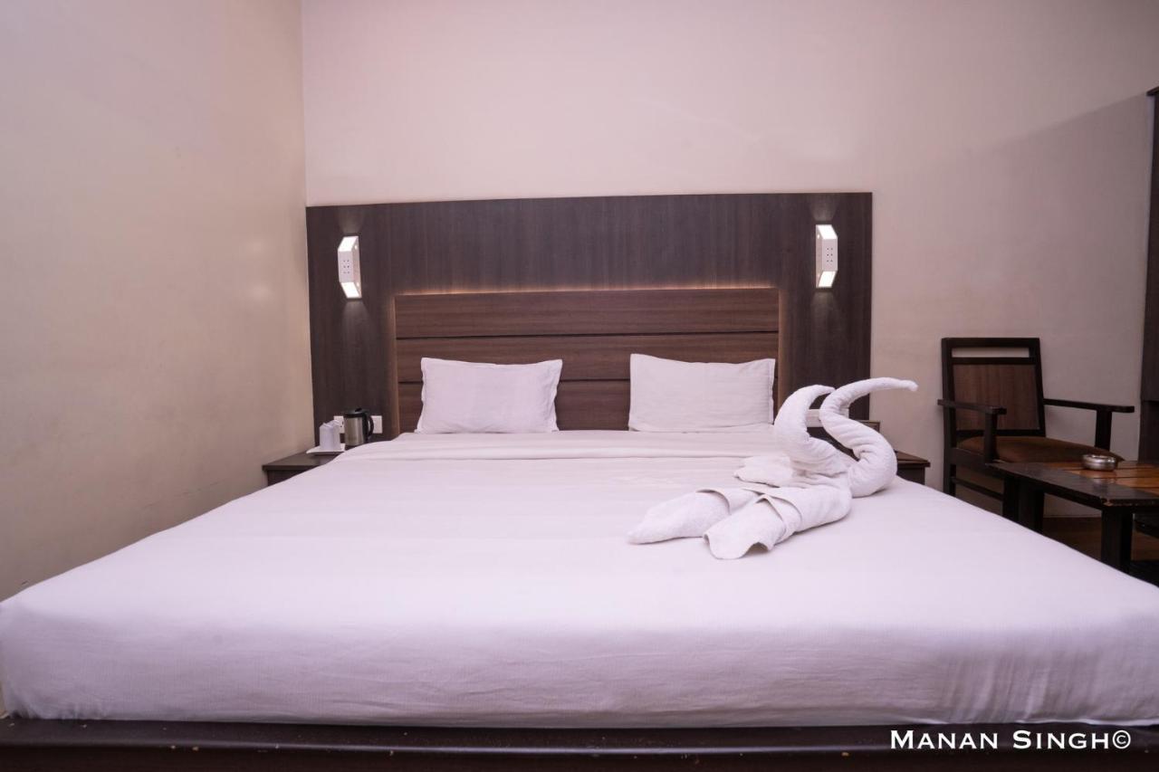 Hotel Samrat Jabalpur Bagian luar foto