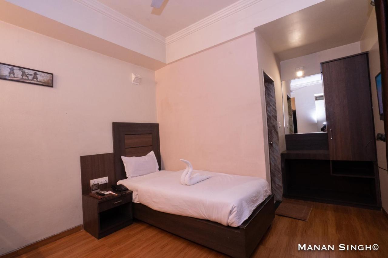 Hotel Samrat Jabalpur Bagian luar foto