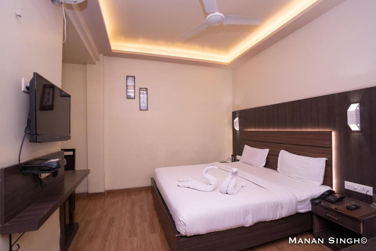 Hotel Samrat Jabalpur Bagian luar foto