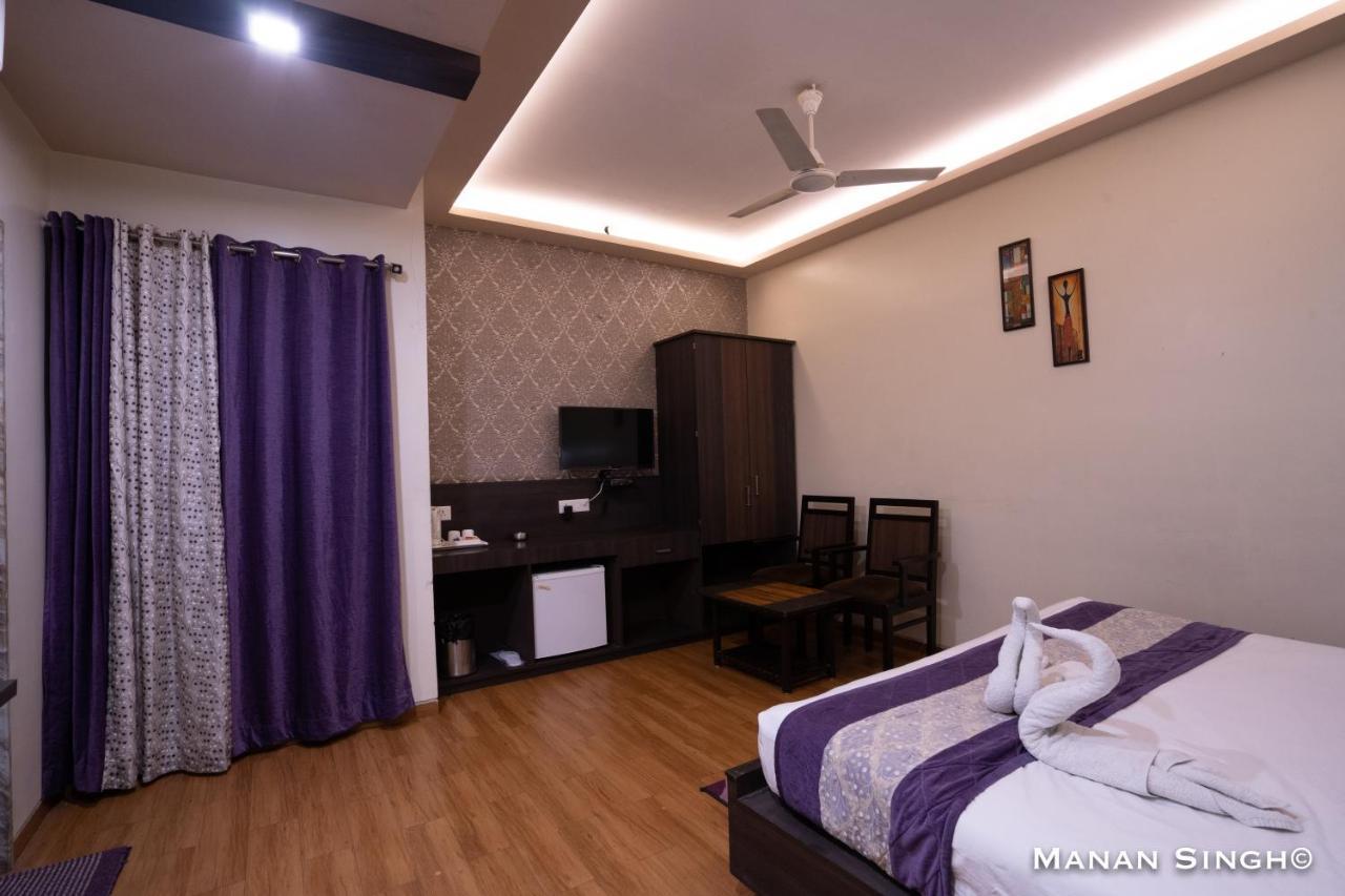 Hotel Samrat Jabalpur Bagian luar foto
