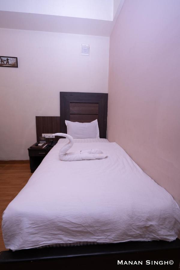Hotel Samrat Jabalpur Bagian luar foto