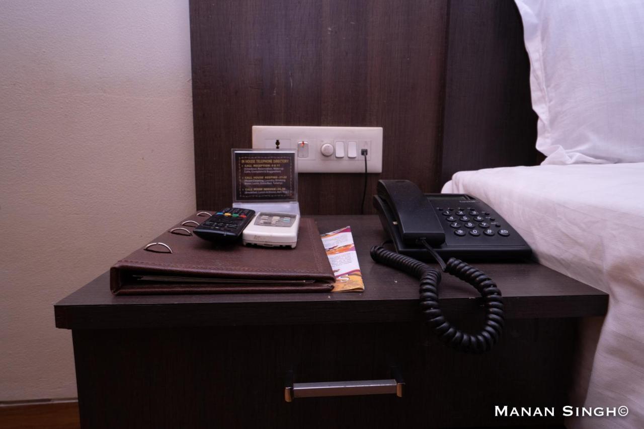 Hotel Samrat Jabalpur Bagian luar foto