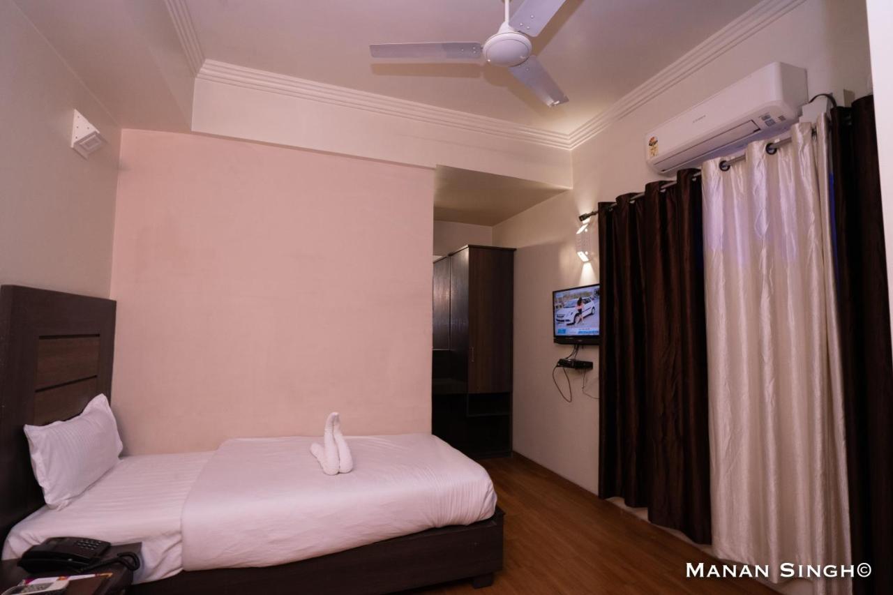 Hotel Samrat Jabalpur Bagian luar foto