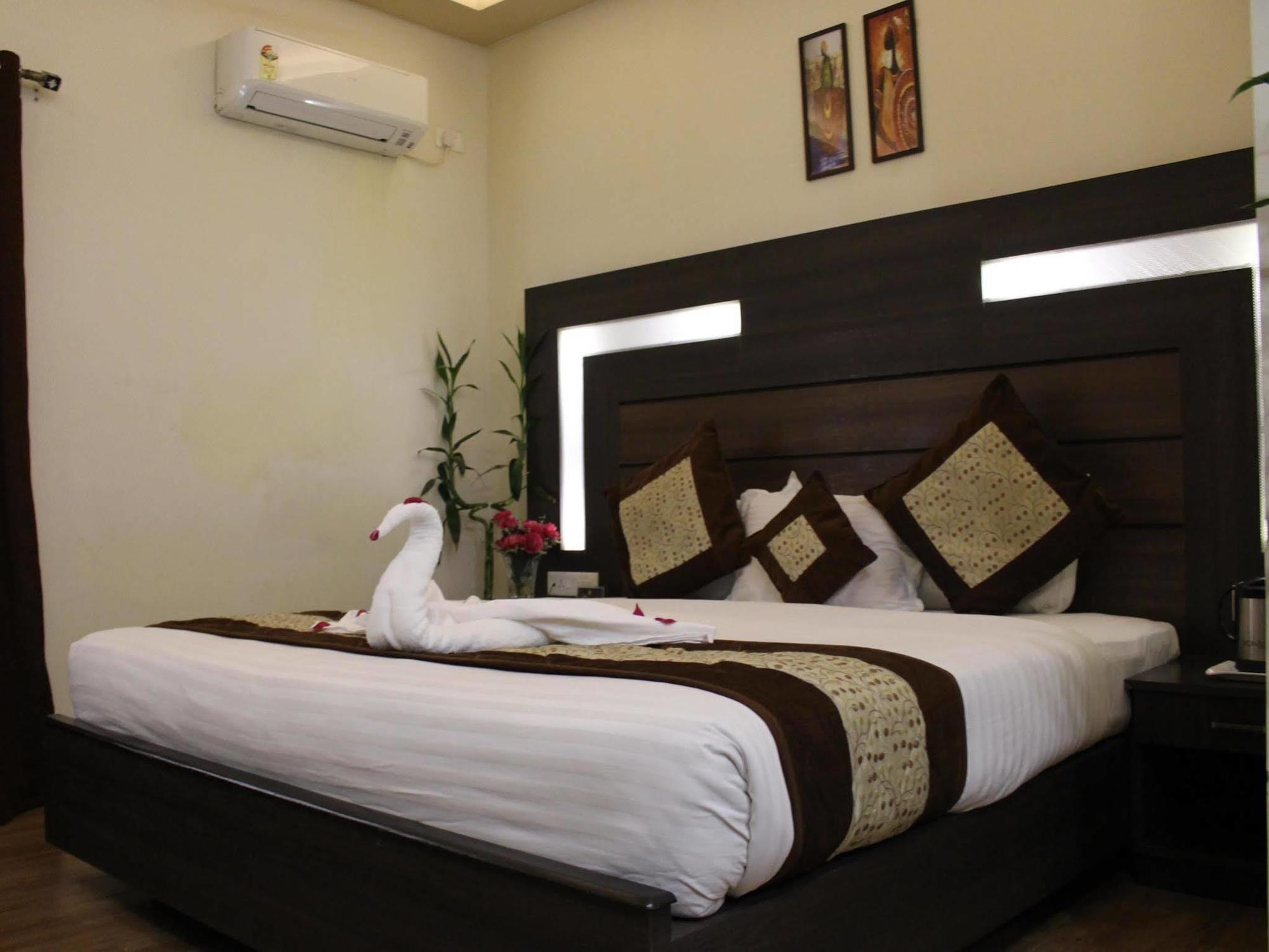 Hotel Samrat Jabalpur Bagian luar foto