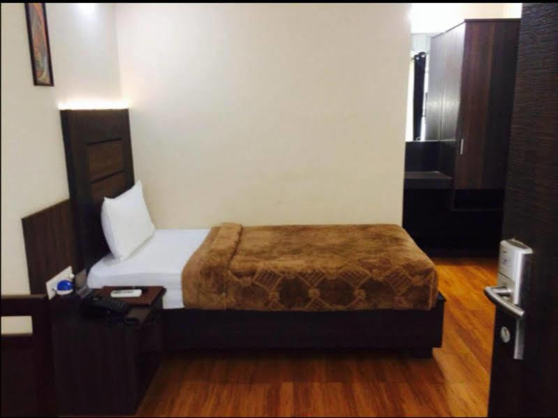 Hotel Samrat Jabalpur Bagian luar foto
